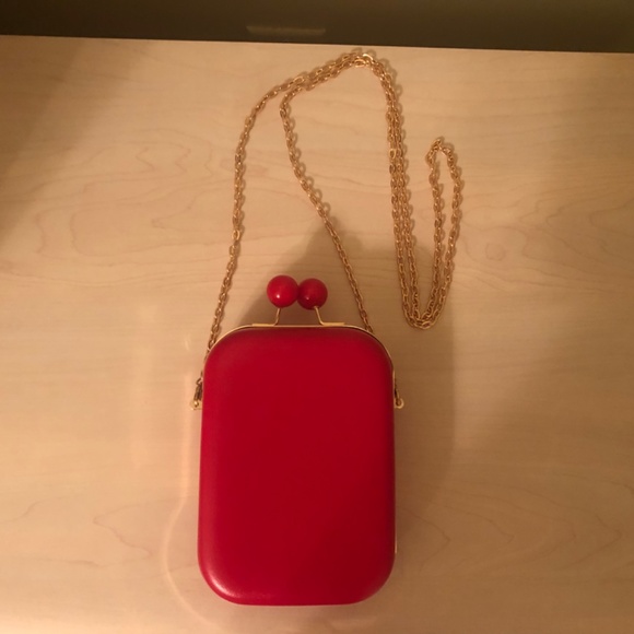 New Elizabeth Arden Red Kiss & Lock Bag w/ Removable Gold Chain - Picture 2 of 3